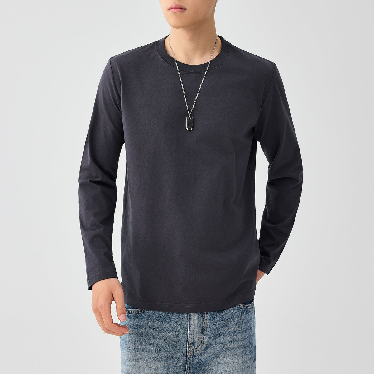 メンズ無地長袖Tシャツ（ダーク）クルーネックのシンプルな前面