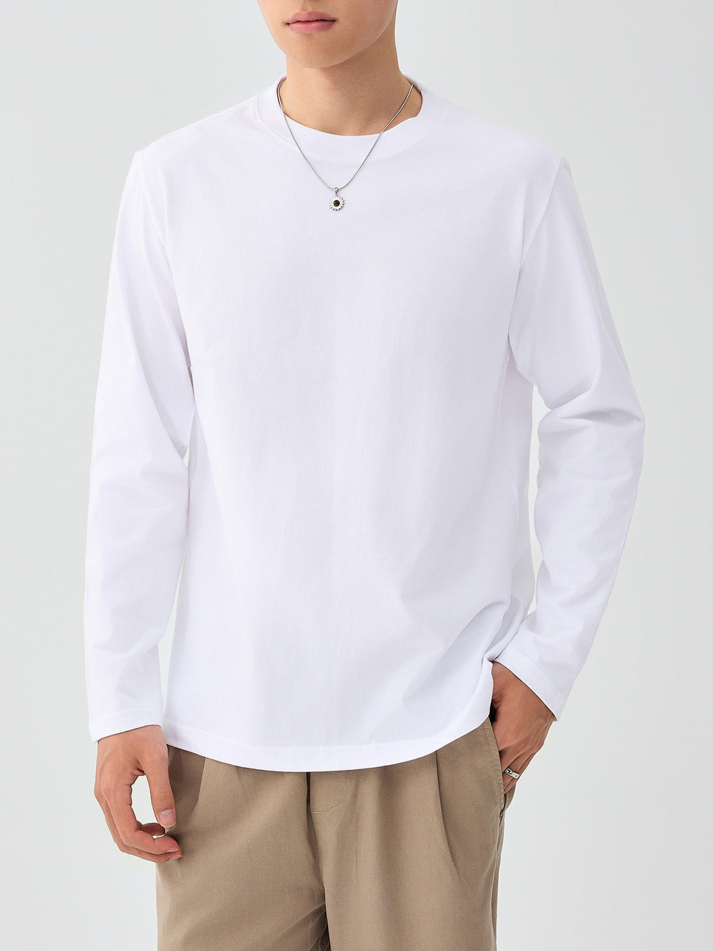 メンズ無地長袖Tシャツ（白）クルーネックのシンプルデザイン