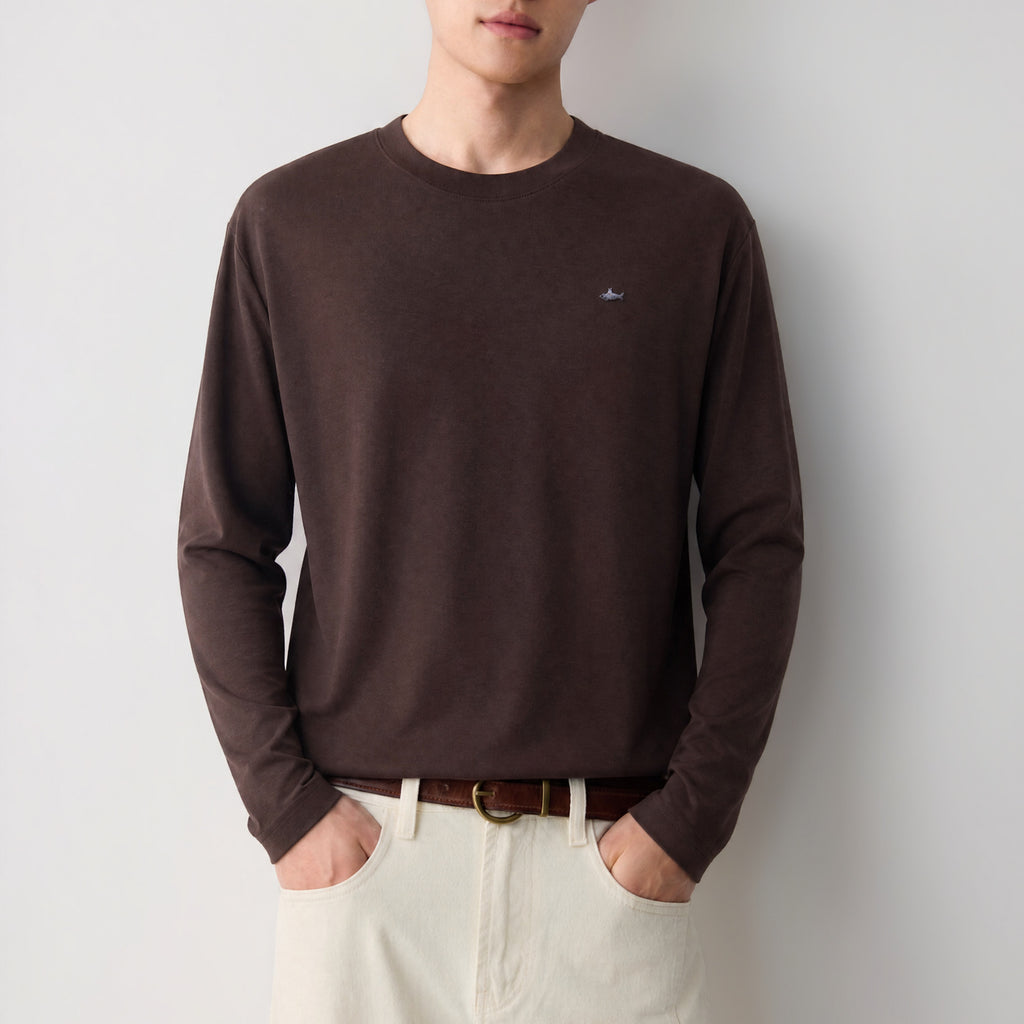 ブラウンメンズ長袖Tシャツ、丸首、胸の小ロゴ