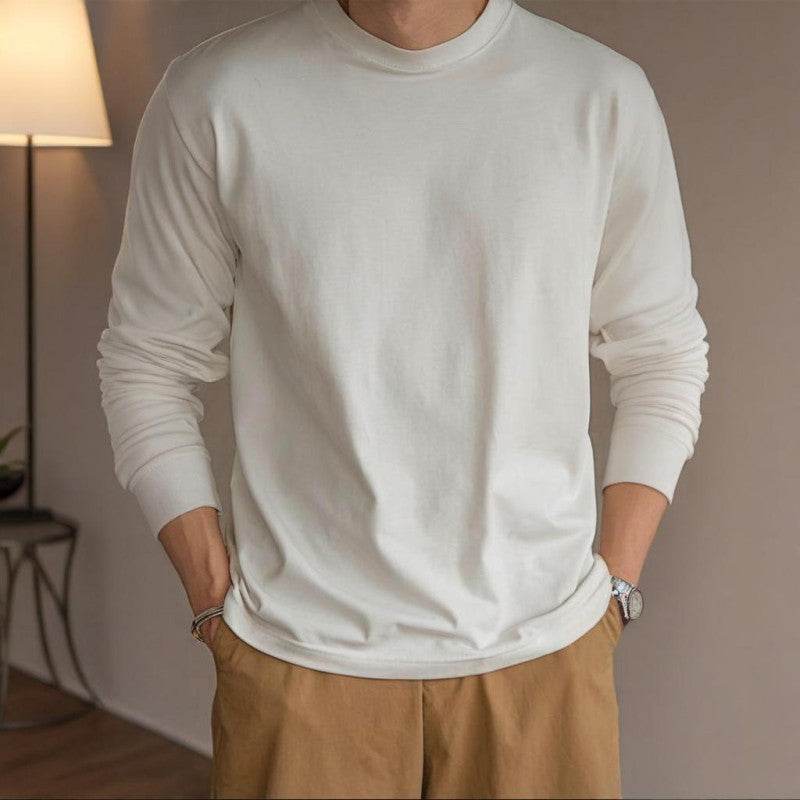 ホワイトのメンズ長袖Tシャツ、クルーネック無地、前面のドレープ感