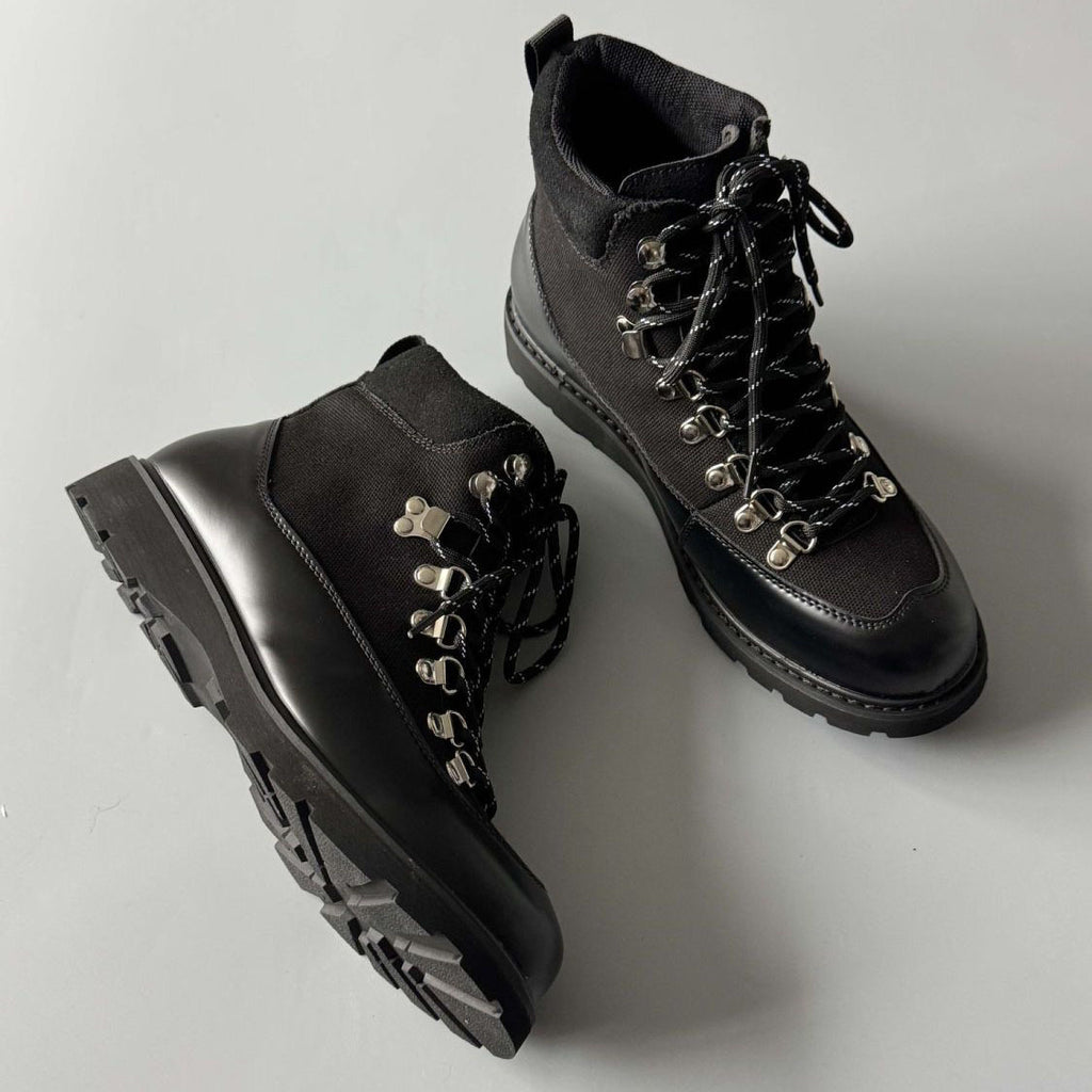 黒のメンズハイトップブーツ、後ろ側シルエット、分厚いソールとレースアップ