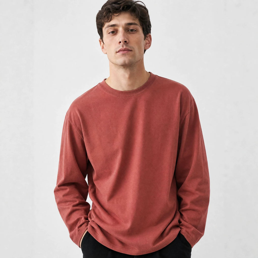 メンズ長袖Tシャツ、丸首の無地レンガレッド