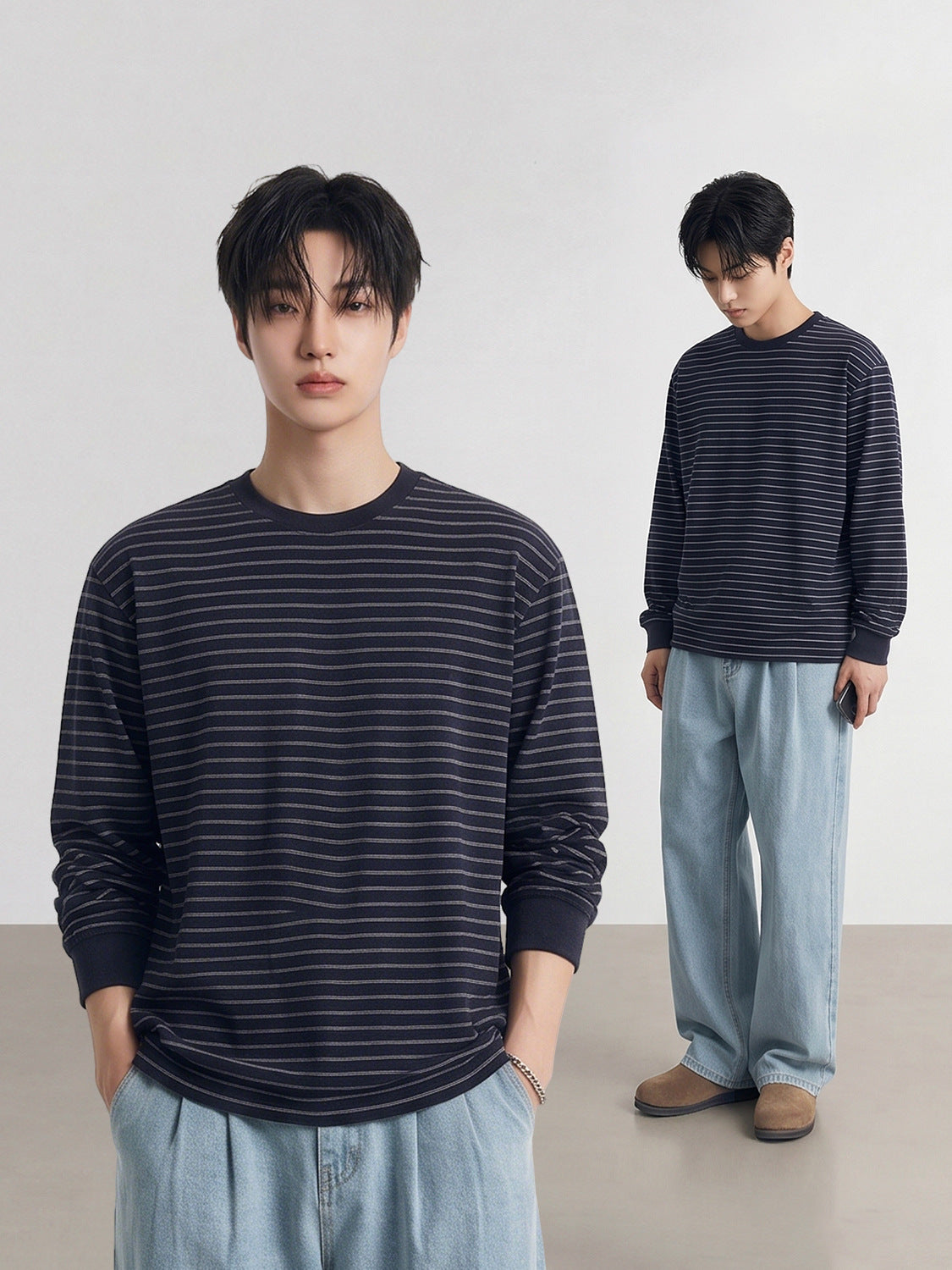 ネイビーの細ボーダー柄メンズ長袖Tシャツ、ゆったりシルエット