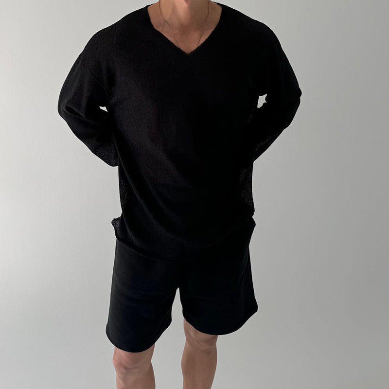 メンズ用ブラックVネック長袖ニットTシャツ 背面寄りの着用