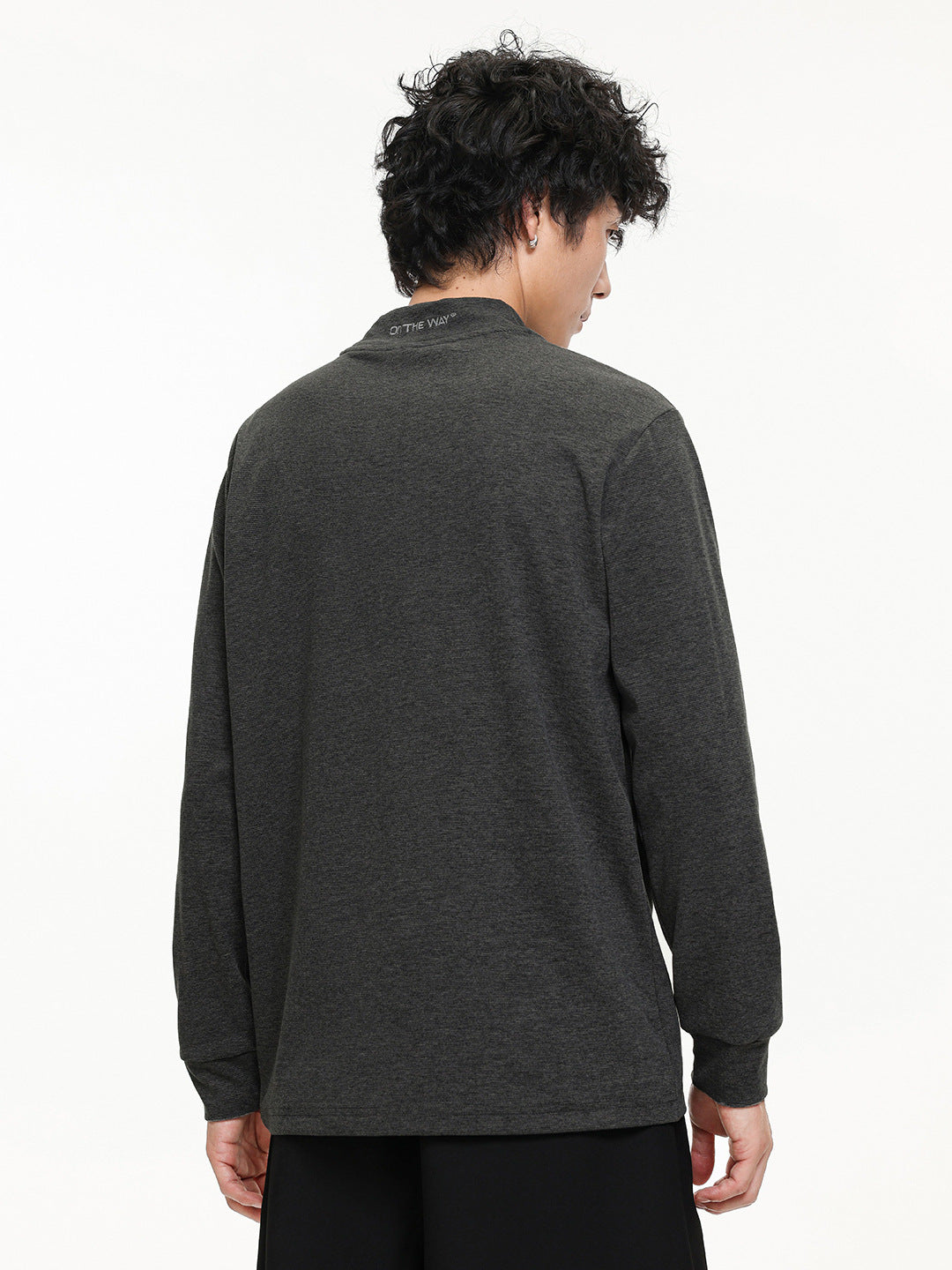 ダークグレーの長袖ハイネックTシャツ（背面）、シンプル無地