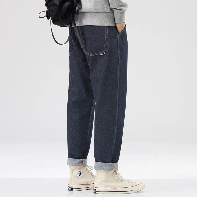 濃紺のデニムパンツ、バックポケットとフロントステッチ