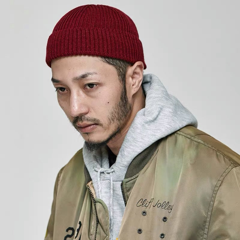 赤のリブ編みニットビーニー帽子、折り返しでフィット