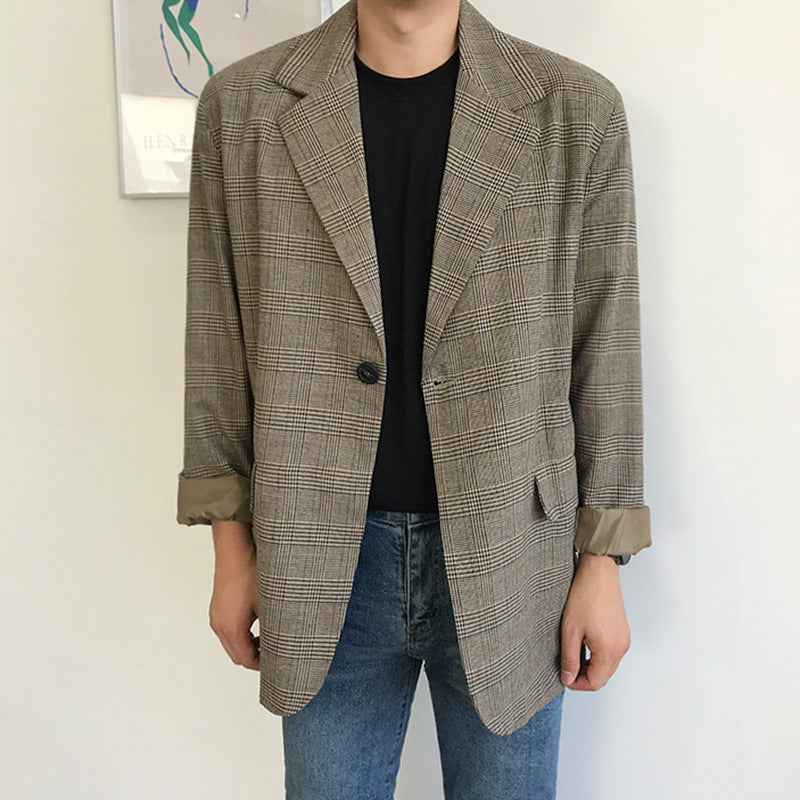 メンズ チェック柄スーツジャケット（ベージュ系）黒インナー、ブルーデニム着用
