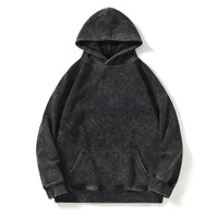 黒に近い濃いグレーのフーディ、ドロップショルダーのルーズスウェット