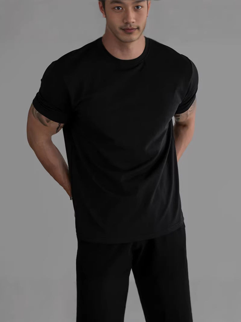 メンズの黒いクルーネック半袖Tシャツ、スリムフィットの無地デザイン