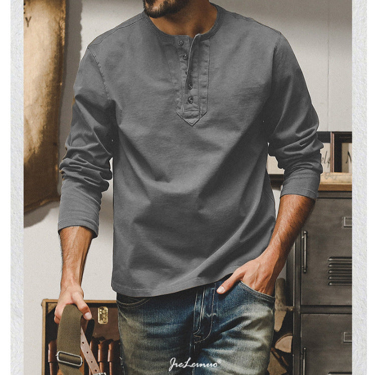 グレーのヘンリーネック長袖Tシャツ（メンズ）、ボタン前立てのルーズな着用
