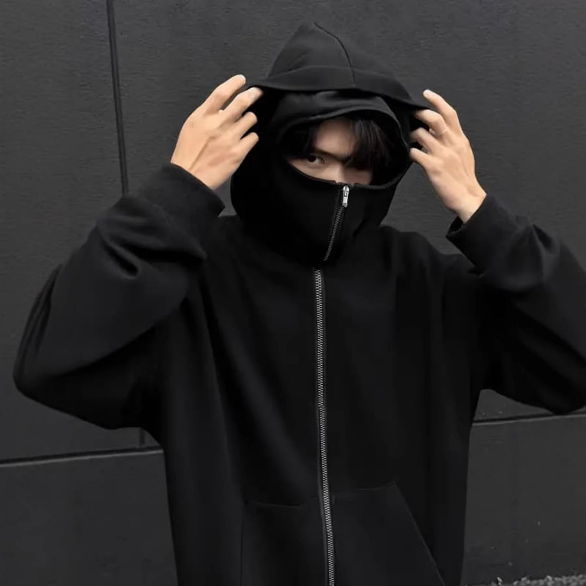 黒のフード付きジップスウェット、フロントジッパーとカンガルーポケット付き