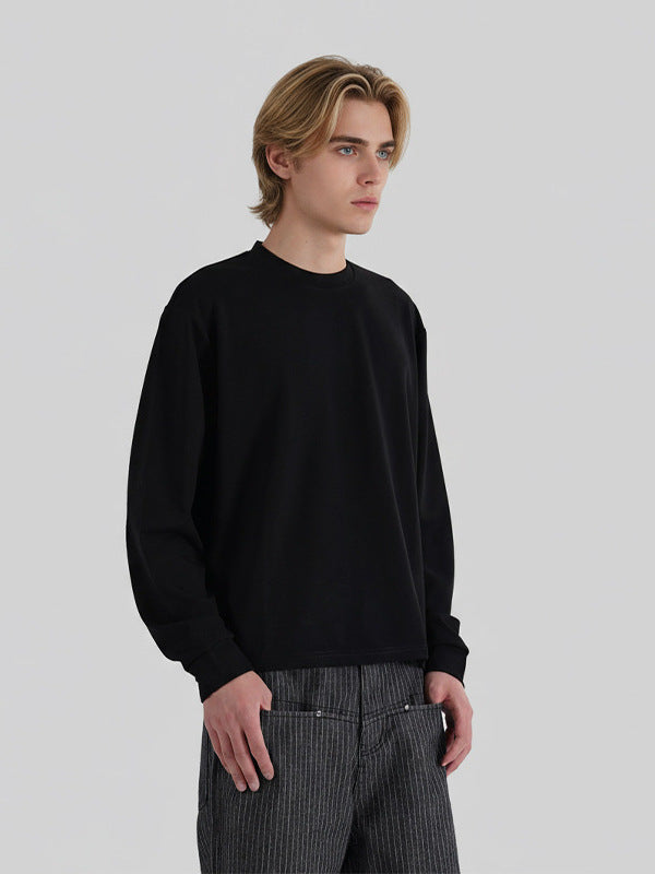 ブラックの長袖Tシャツ、クルーネック、ゆったりしたボクシー形
