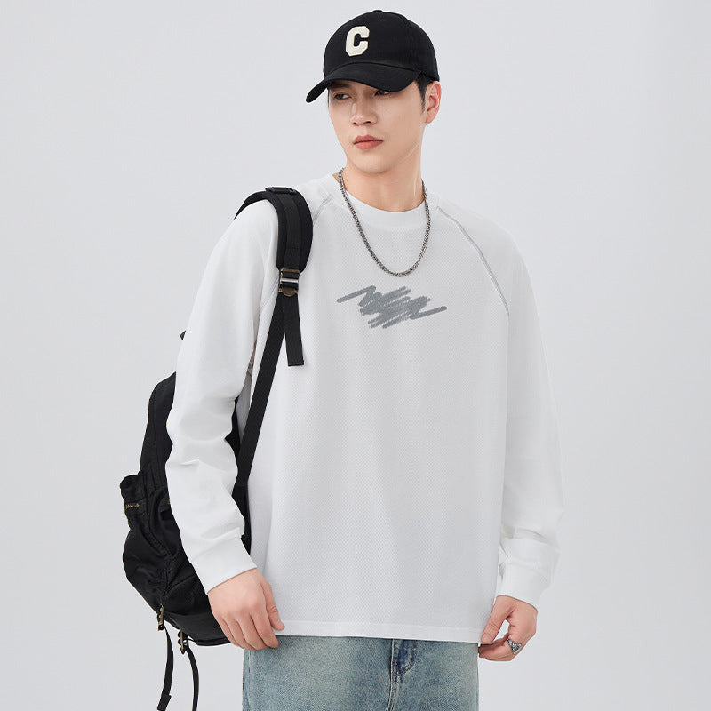 ホワイトのゆったり長袖ラウンドネックTシャツ、ドロップショルダー、胸にロゴプリント