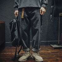 メンズのルーズストレートデニムパンツ、フロントの大きめポケットとボタン仕様