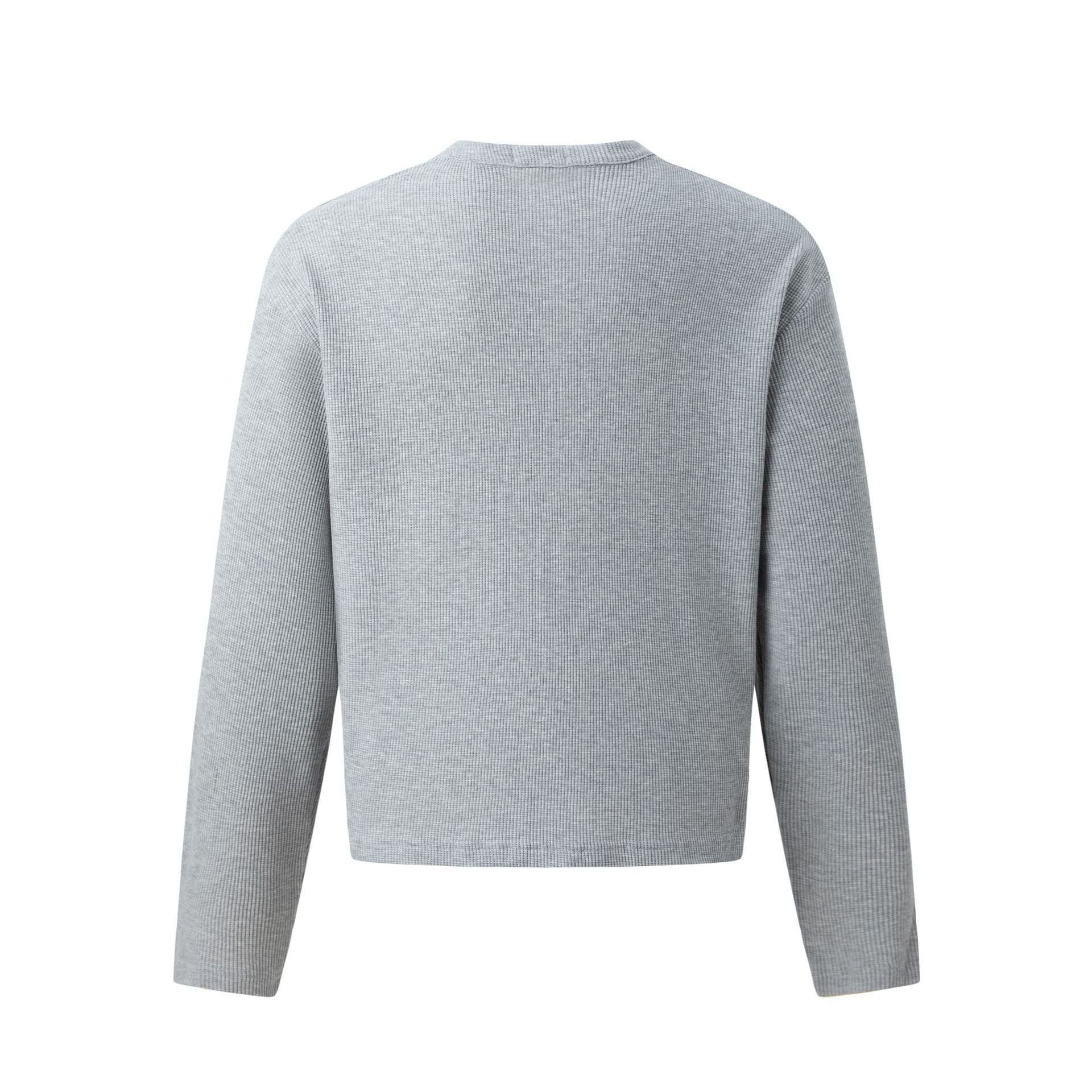 グレーのワッフル編み長袖ヘンリーネックTシャツ（背面）、ラグラン袖
