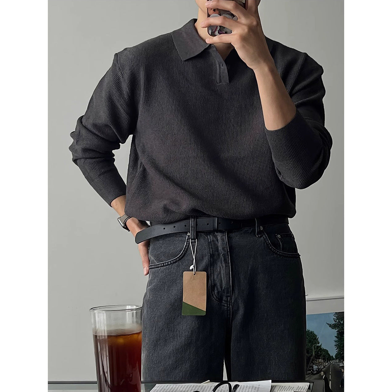 チャコールの襟付き長袖ニットポロ、前立て付きのプルオーバー