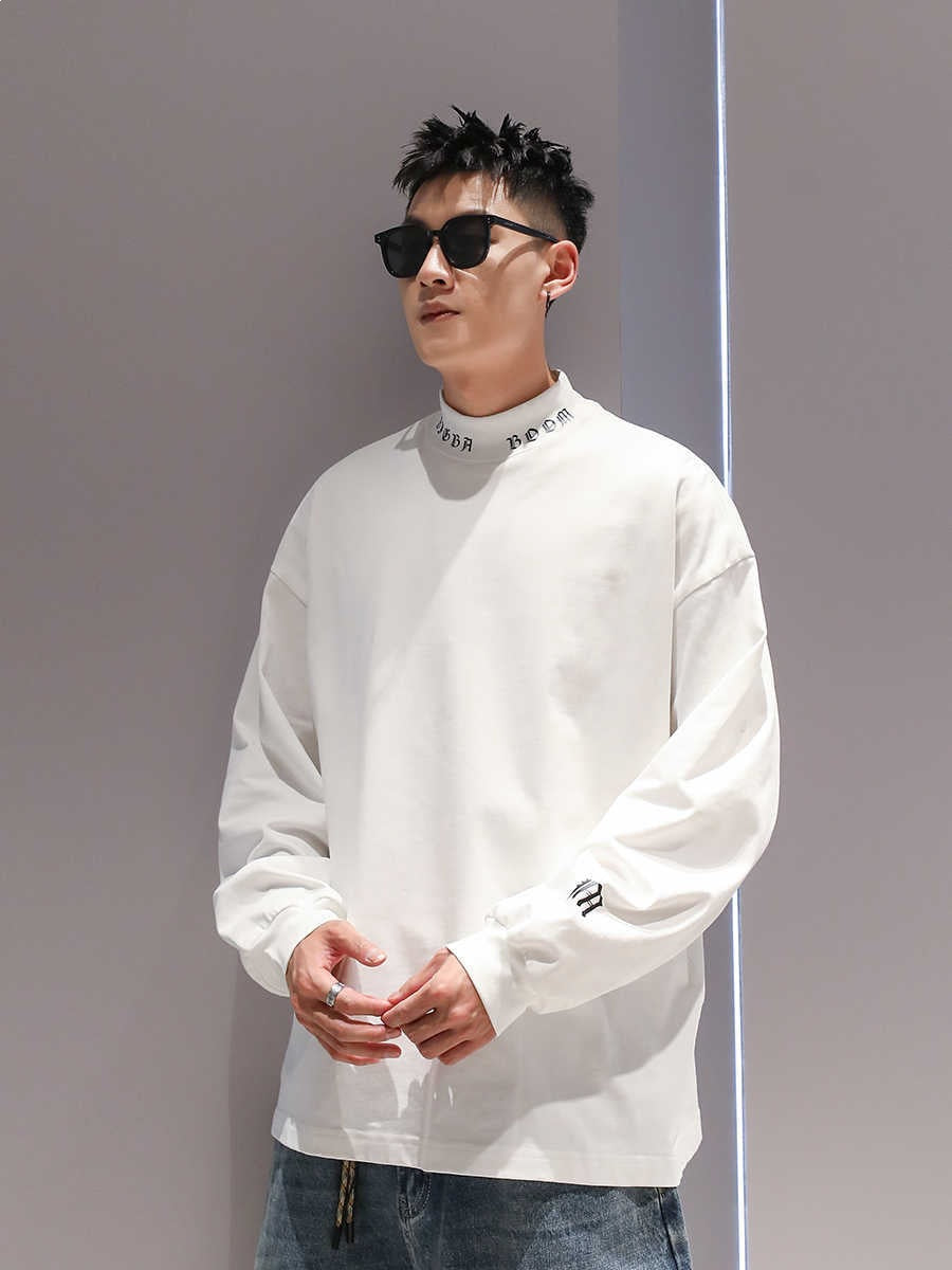 モックネックTシャツ メンズ — 襟のゴシック刺繍が効いたオーバーサイズの長袖コットンカットソー