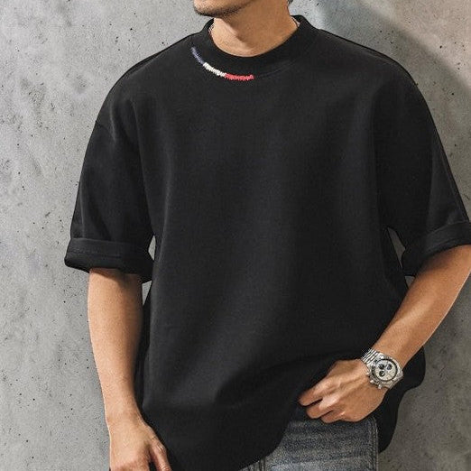 メンズ ヘビーコットンオーバーサイズTシャツ — ネックライン刺繍のビッグシルエット半袖