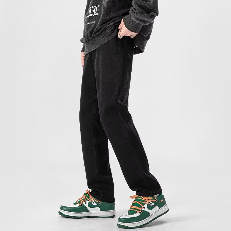 ブラックのメンズストレートジーンズ、まっすぐ落ちるストレートレッグ