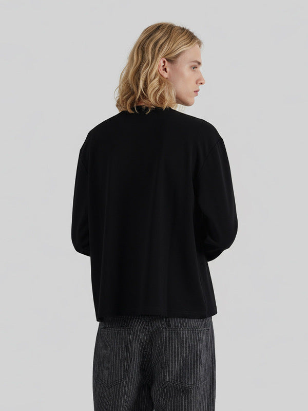 ブラックの長袖Tシャツ（後ろ姿）、クルーネック、ゆったりシルエット