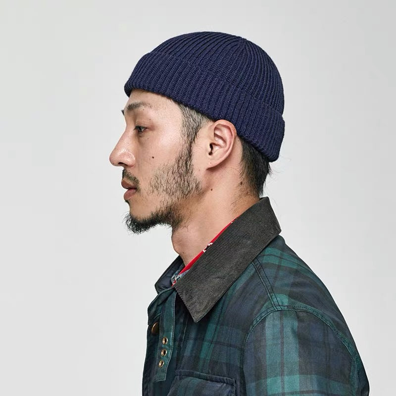 ネイビーのリブ編みニットビーニー帽子、折り返し付きメロンキャップ
