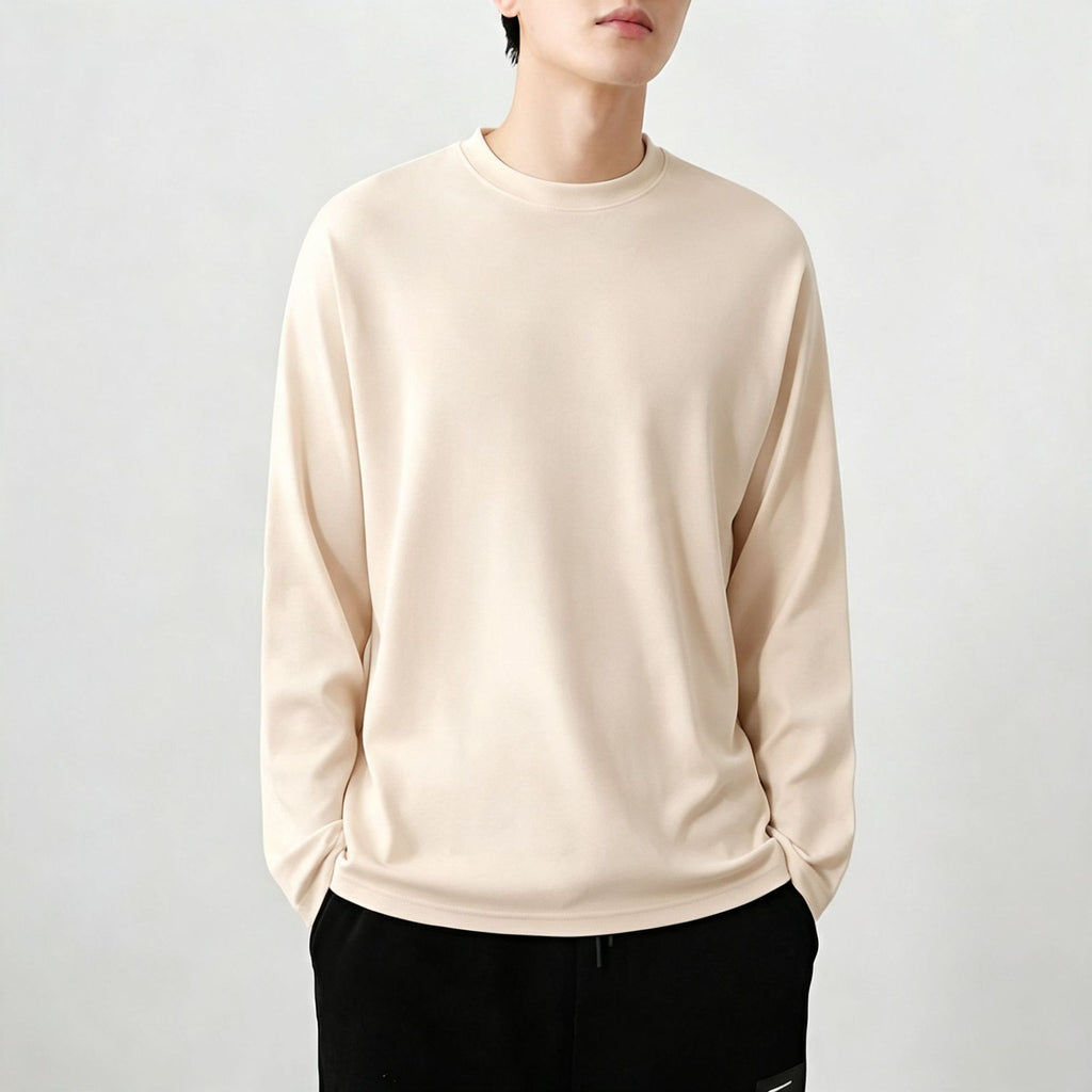 アイボリー系の長袖クルーネックTシャツ（ゆったり）