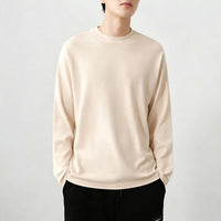 アイボリー系の長袖クルーネックTシャツ（ゆったり）