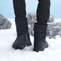黒のハイトップ雪用ブーツ、面ファスナーの留め具と中綿の切替デザイン