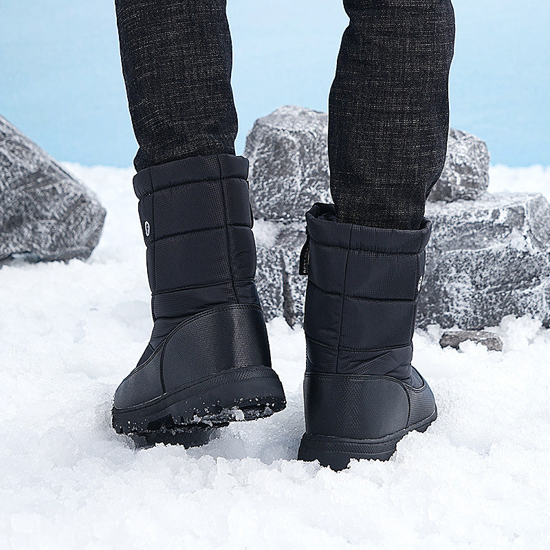 黒のハイトップ雪用ブーツ、面ファスナーの留め具と中綿の切替デザイン