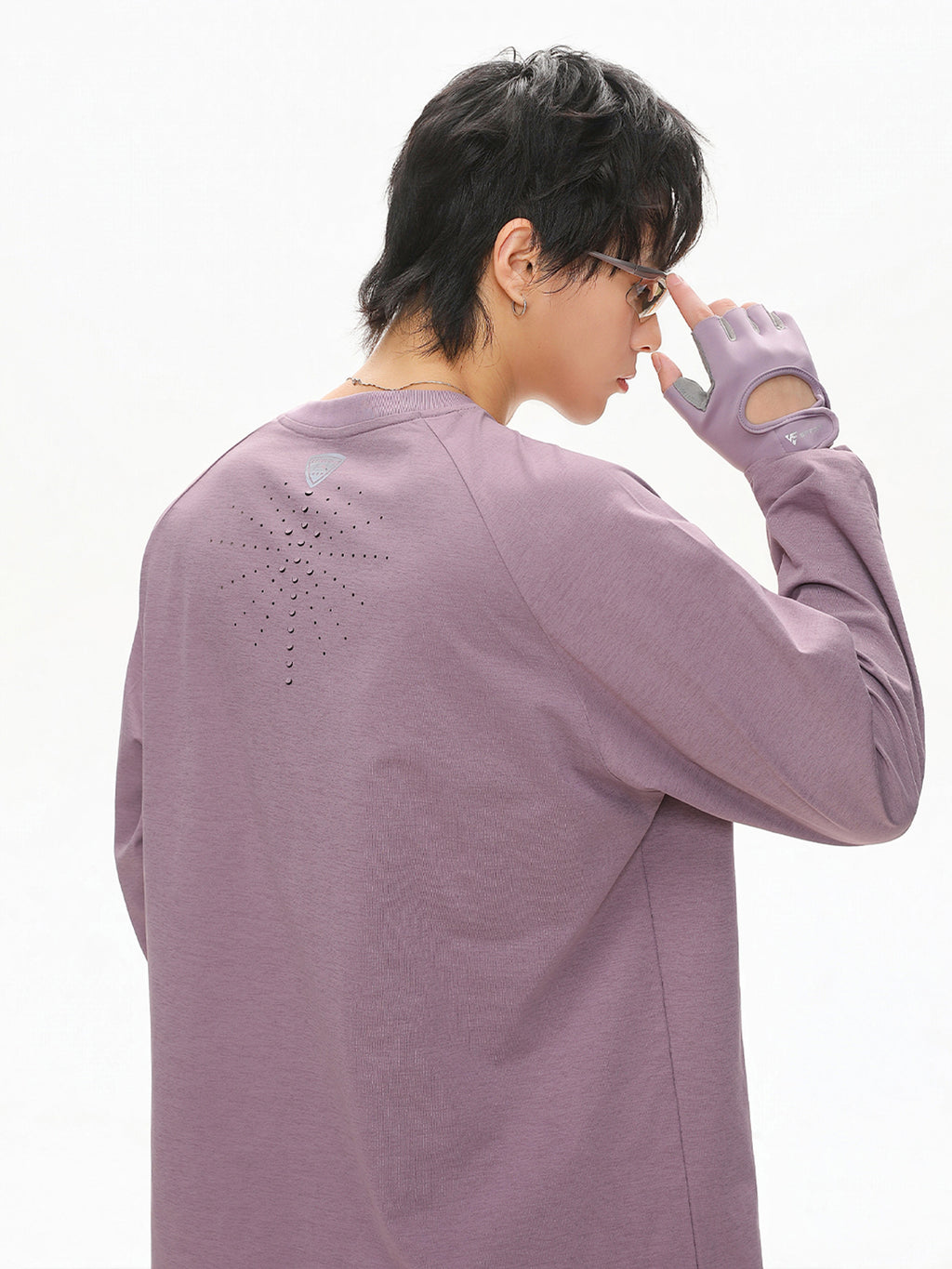 パープルのラグラン長袖Tシャツ、丸首タイプ（背面デザイン）