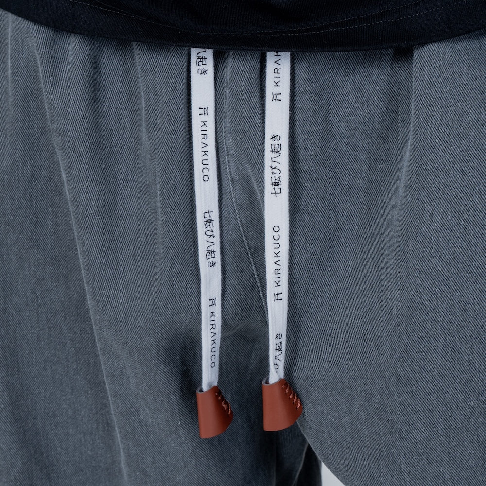 アサミ コンフォートデニムパンツ — 裾ロールアップテーパードのリラックスワークスタイル