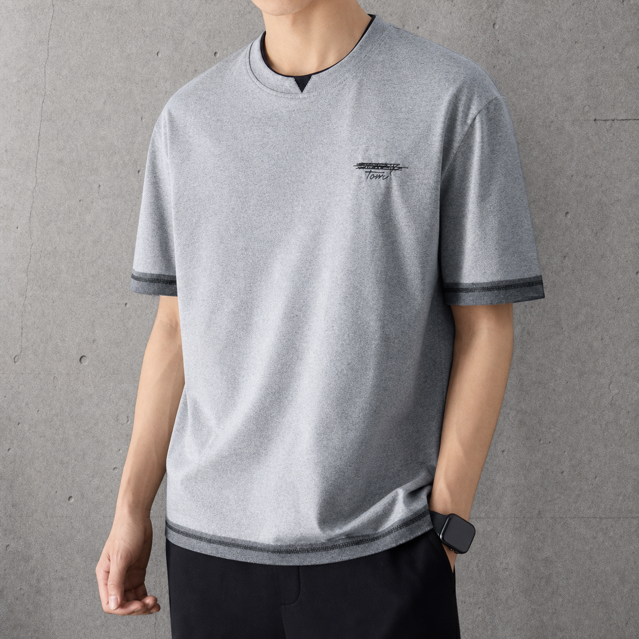 メンズ用レイヤード風グレーTシャツ、胸ロゴと袖口の配色ライン