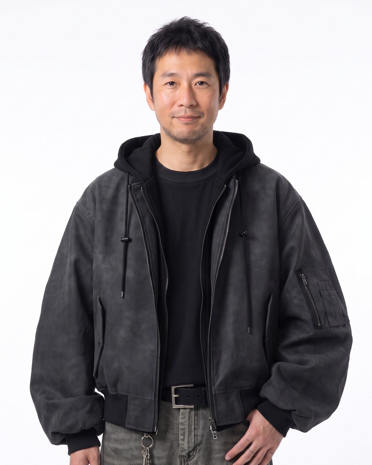 スエードジャケット メンズ ショート丈 — 重ね着風フードとフライトポケットを備えたボンバータイプ