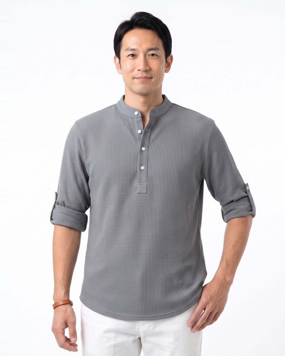 グレーのワッフル編み長袖ヘンリーネックTシャツ、ボタン前立て付き
