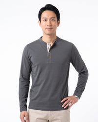ダークグレーのヘンリーネック長袖Tシャツ ボタン付きスタンドカラー