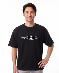 黒のオーバーサイズTシャツ、胸に犬プリントとジップ風デザイン