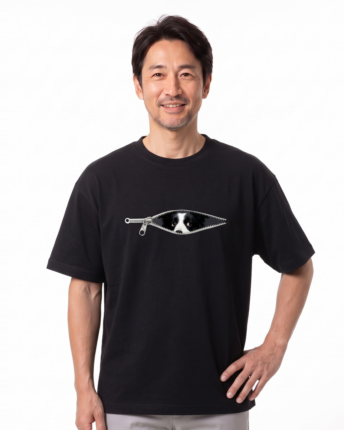 黒のオーバーサイズTシャツ、胸に犬プリントとジップ風デザイン