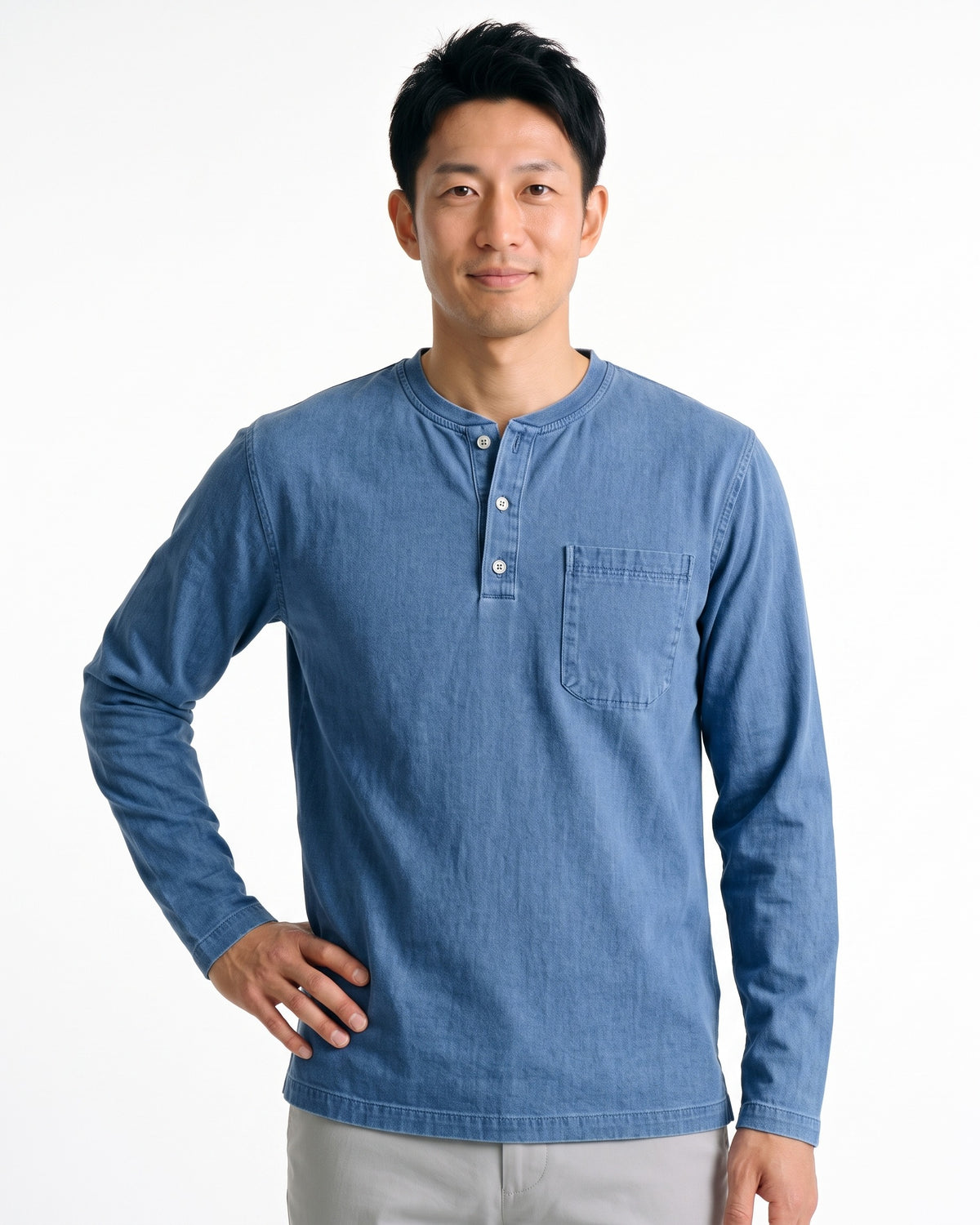 ポケット付きヘンリーネック長袖Tシャツ、青の前立てボタンと胸ポケット
