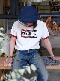 白地のラグランTシャツ、赤リブと胸のChampionタグ風プリント