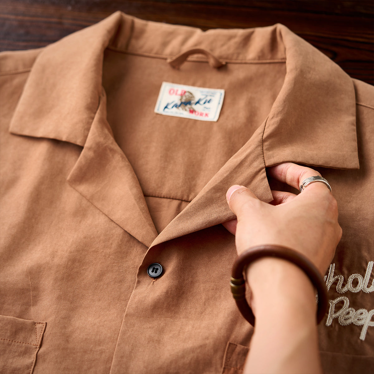 メンズ コットンの刺繍ボタンダウン半袖シャツ — リラックスフィットのカジュアルデイリーウェア