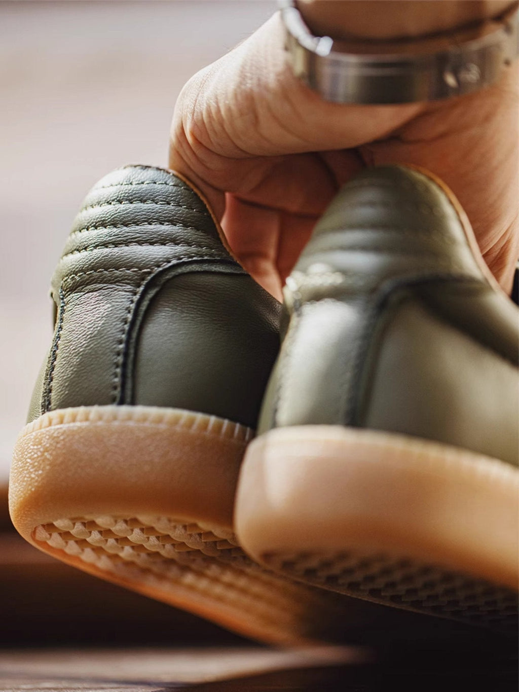 ハヤト オリーブ トレーナー スニーカー