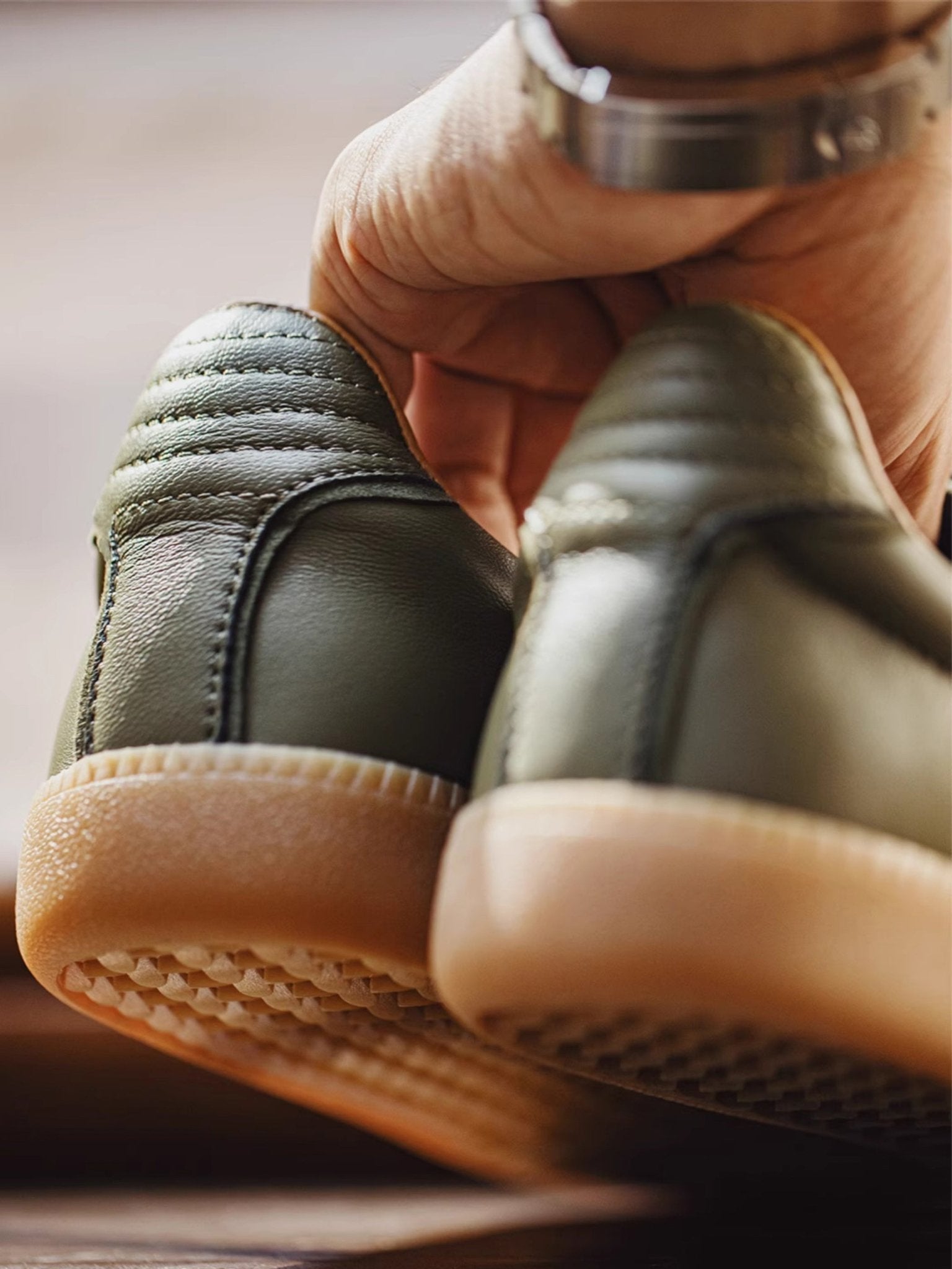 ハヤト オリーブ トレーナー スニーカー