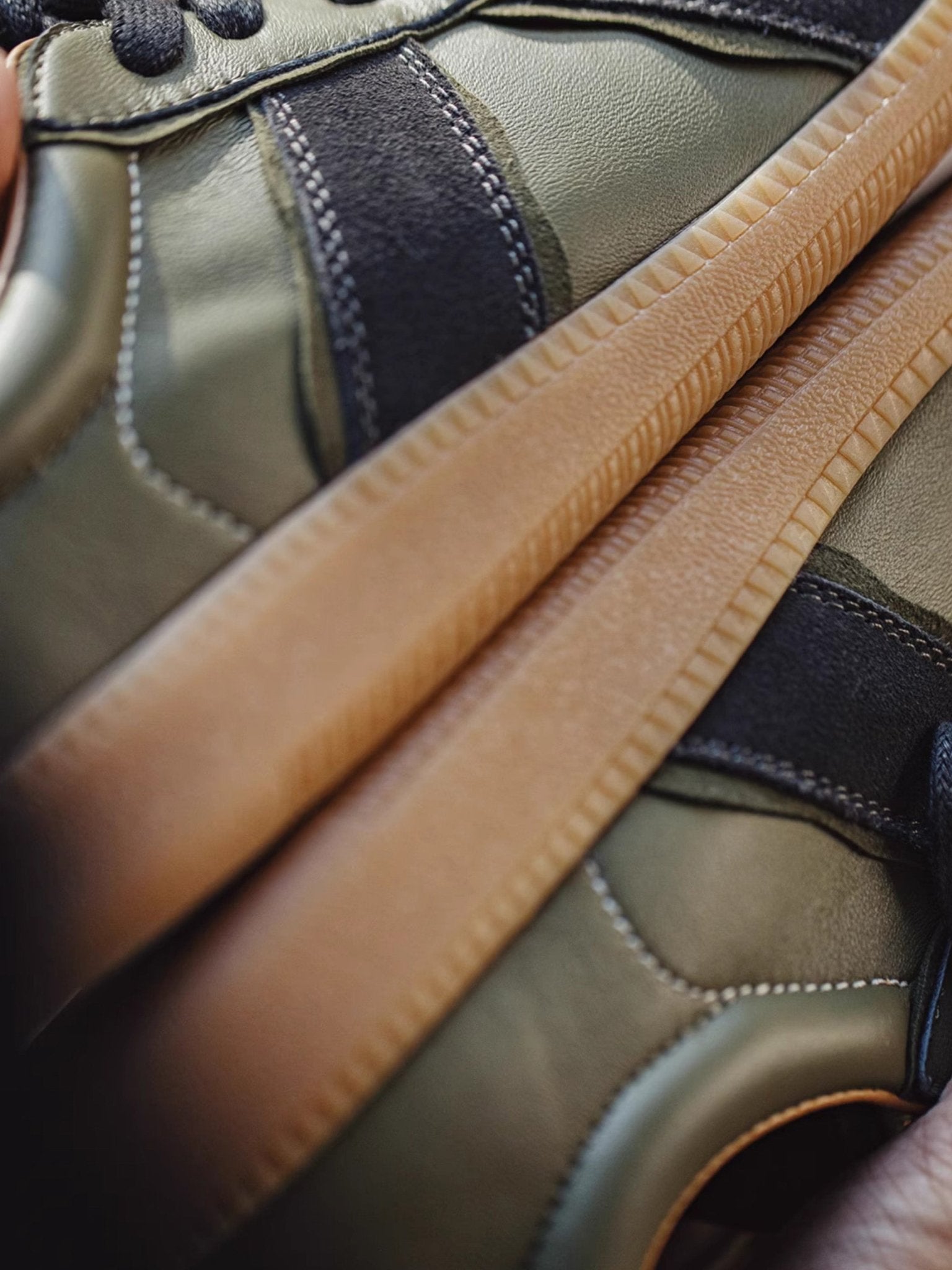 ハヤト オリーブ トレーナー スニーカー