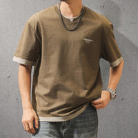 メンズ用レイヤード風ブラウンTシャツ、クルーネック配色ライン、胸ロゴ