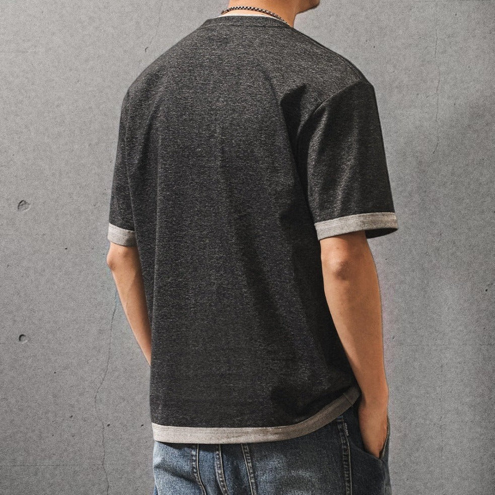メンズ用レイヤード風チャコールTシャツ背面、袖口の配色ライン