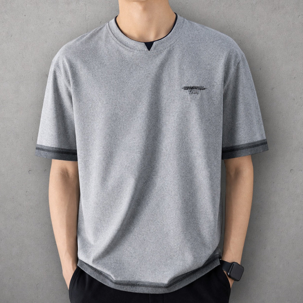 メンズ用レイヤード風グレーTシャツ、クルーネック配色ライン、胸ロゴ