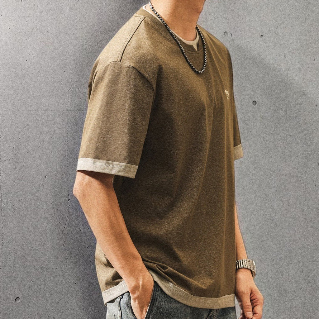 メンズ用レイヤード風ブラウンTシャツ、半袖の配色ライン、胸ロゴ