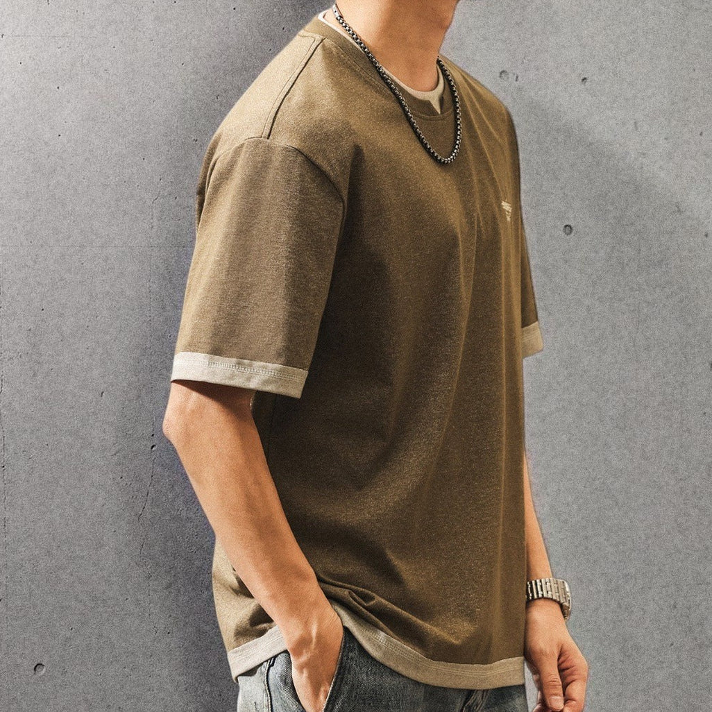 メンズ用レイヤード風ブラウンTシャツ、半袖の配色ライン、胸ロゴ