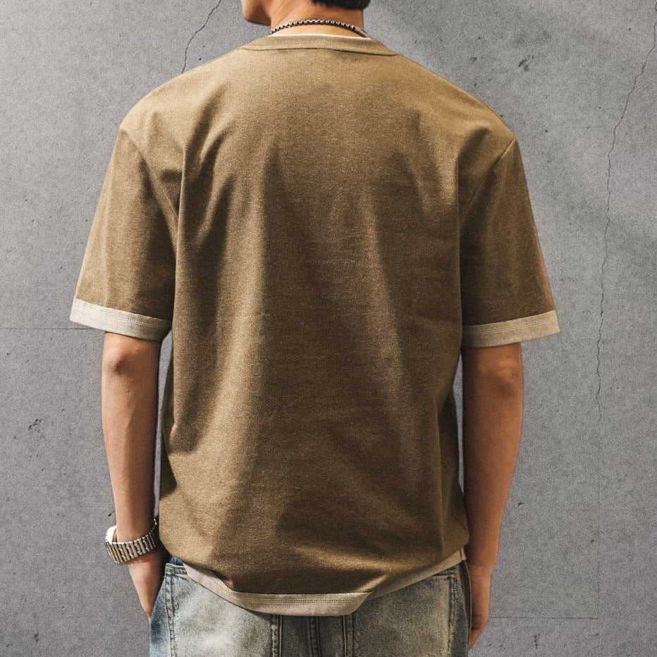 メンズ用レイヤード風ブラウンTシャツ背面、袖口の配色ライン